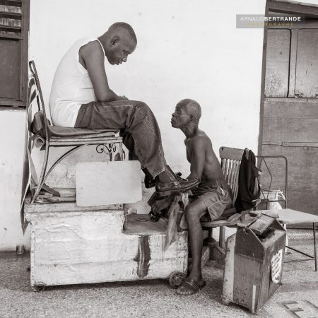 Cireur de chaussures à Cuba