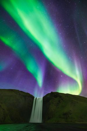 Cascade-skogafoss-avec-une-aurore-boreale