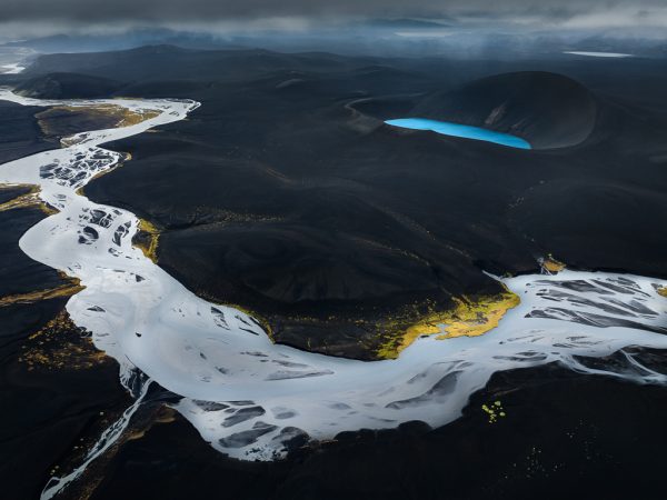 Vue-en-drone-cratere-avec-lac-bleu-1