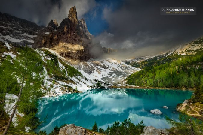 Lac-de-Sorapis-et-sa montagne-appelée le-doigt-de-Dieu