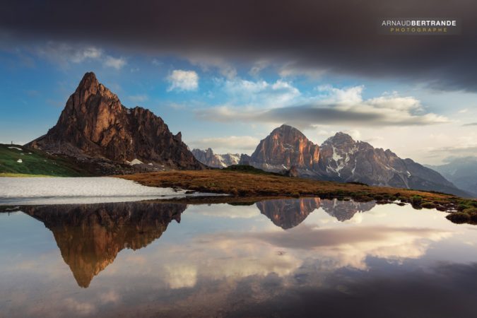 Passo-di-Giau-et-son-reflet-dans-un-lac
