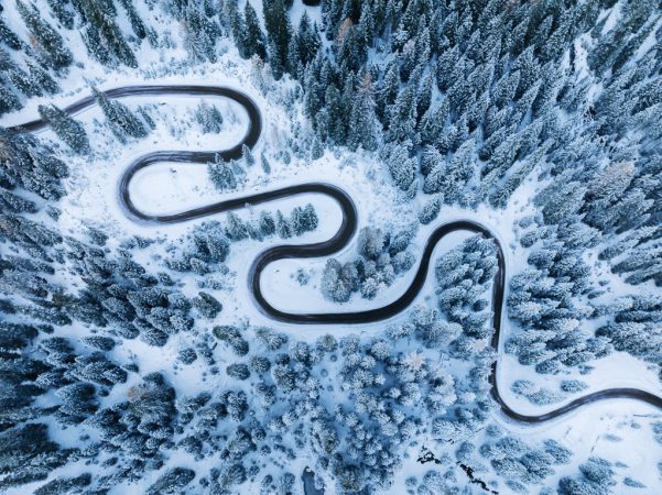 Route-en-serpentin-dans-les-Dolomites