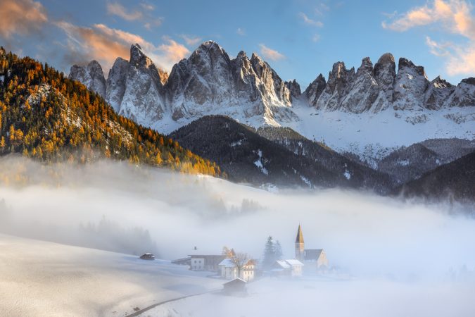 Village-Santa-Maddalena-et-son-eglise-facent-aux-montagnes