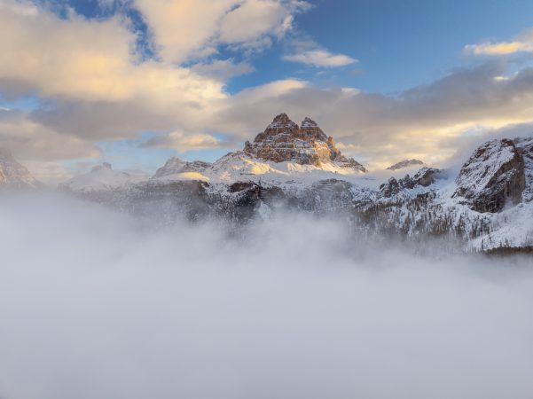 Vue-en-drone-des-Tre-Cime-Di-Lavaredo-au-lever-du-soleil