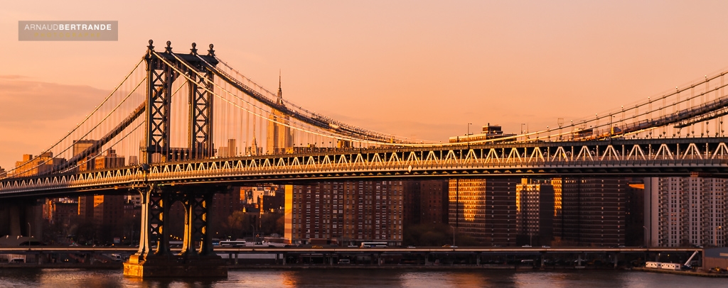 Pont de Manhattan au coucher du soleil