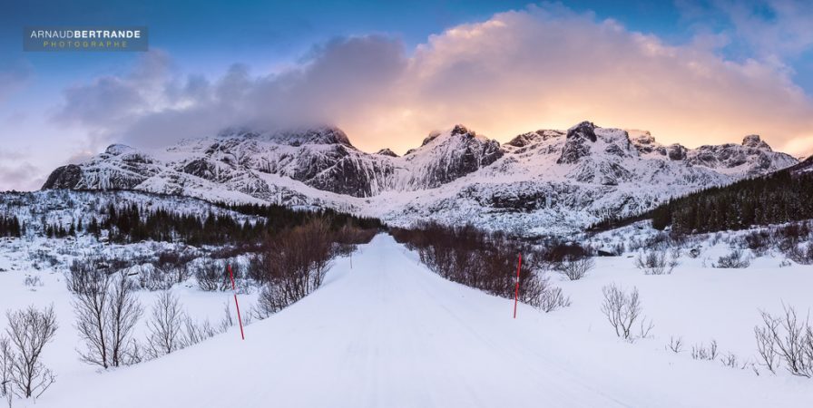 Montagnes sur la route du lac Storvatnet