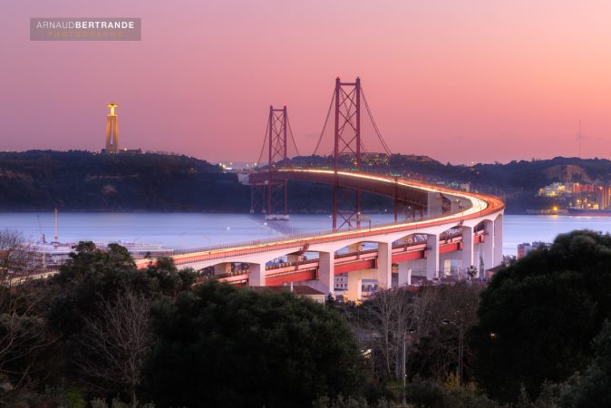 Pont-du-25-Avril-et-le-Christ-Roi-au-coucher-du-soleil