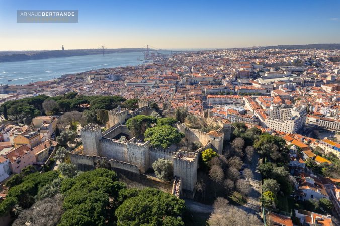 Vue-aerienne-du-chateau-St-Georges-et-la-ville-de-Lisbonne