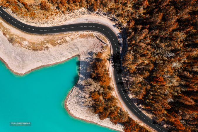 Vue-en-drone-du-lac-de-Castillon-et-sa-foret