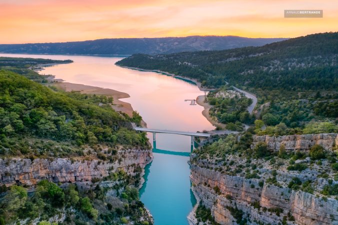 Vue-en-drone-du-pont-de-Gletas-au-coucher-du-soleil-dans-les-Gorges-du-Verdon