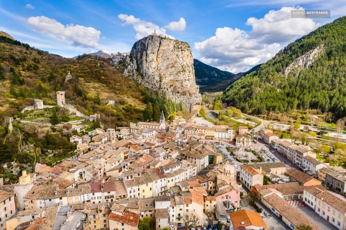 Vue-en-drone-du-village-de-Castelanne