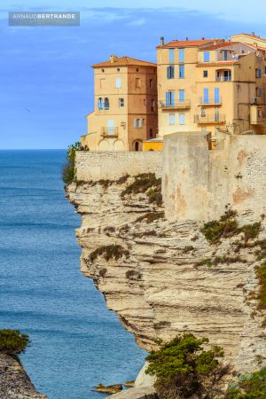 Maisons-colorees-en-bordure-de-la-falaise-de-calcaire-de-Bonifacio