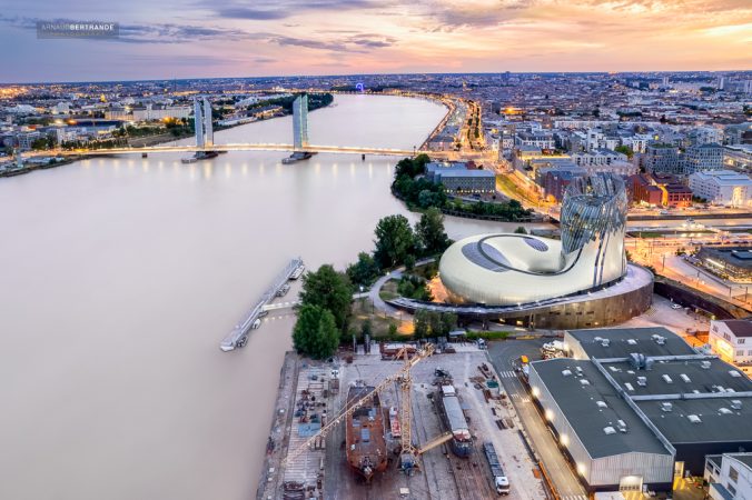 Cite-du-vin-et-le-pont-chaban-delmas-Bordeaux