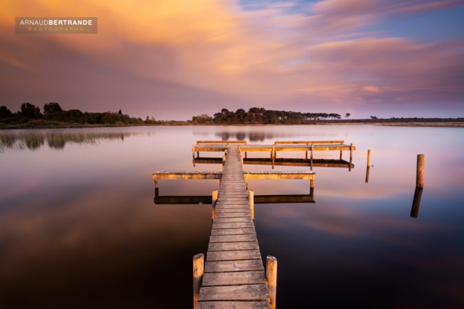 Ponton sur le lac Hourtin au coucher du soleil