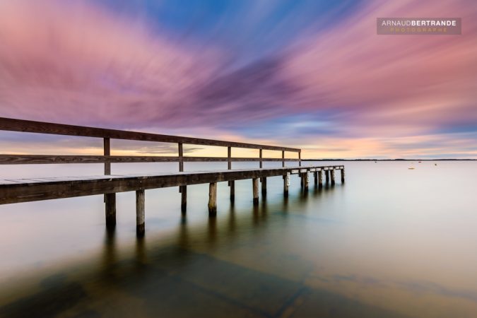 Ponton sur le lac Moutchic au coucher du soleil