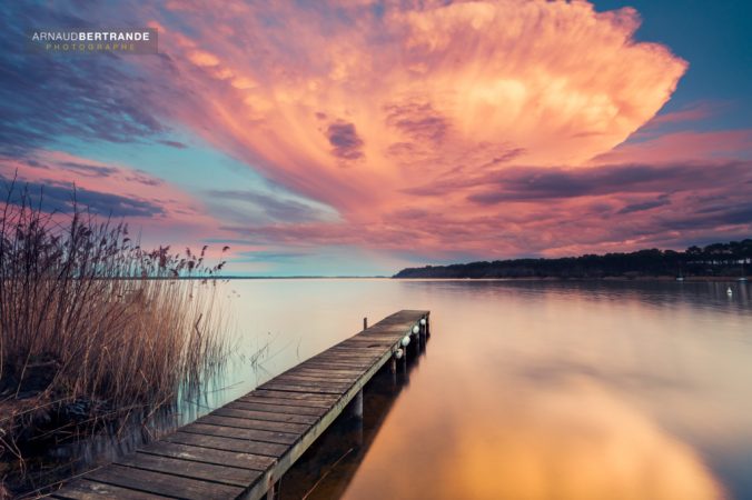 Ponton sur le lac Moutchic au coucher du soleil