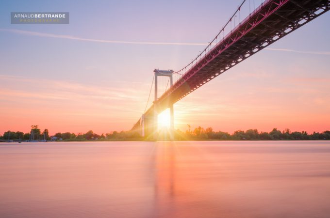 Pont d Aquitaine au coucher du soleil