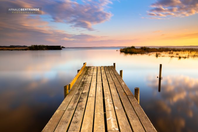 Ponton sur le lac Hourtin au coucher du soleil