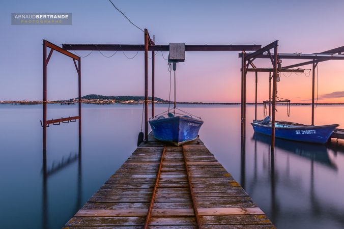 Bateau de pêche sur un ponton au coucher du soleil-Etang de Thau